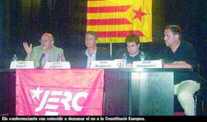 Josep Huguet (esquerra), Enric Calpena, Pere Aragonès i Oriol Junqueras, en una fotografia publicada a la revista Esquerra Nacional el 2004, amb motiu dels 70è aniversari dels Fets d’Octubre. Els conferenciants van coincidir en el “no” a la Constitució Europea.