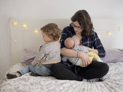 Un niño enfadado por la atención que recibe su nuevo hermano. 