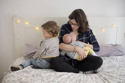 Un niño enfadado por la atención que recibe su nuevo hermano. 