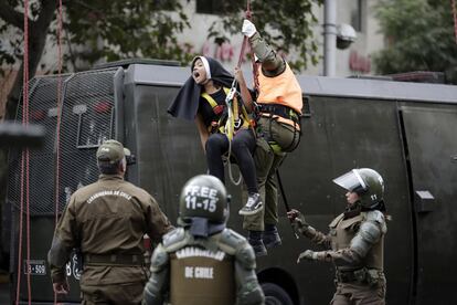 Jóvenes se enfrentan a carabineros durante una protesta por la llegada del papa Francisco, en Santiago (Chile).