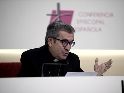 El secretario general de la Conferencia Episcopal Española (CEE), Luis Javier Argüello García, en una rueda de prensa en 2020.