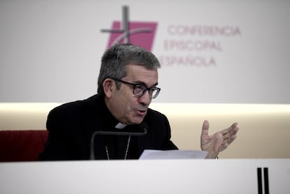 El secretario general de la Conferencia Episcopal Española (CEE), Luis Javier Argüello García, en una rueda de prensa en 2020.