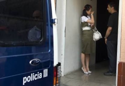 Un agente habla con una mujer china durante la intervención policial de Mataró en 2009.