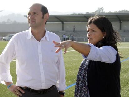 Louz&aacute;n y Ar&eacute;valo durante su visita a un campo de f&uacute;tbol de Mos en septiembre de 2010.