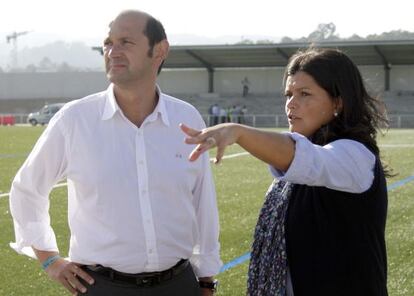 Louzán y Arévalo durante su visita a un campo de fútbol de Mos en septiembre de 2010.