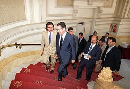 Aznar con el presidente de Caja Madrid, Miguel Blesa, en un acto en el Casino de Madrid en julio de 2002.