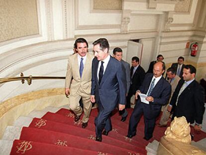 Aznar con el presidente de Caja Madrid, Miguel Blesa, en un acto en el Casino de Madrid en julio de 2002.