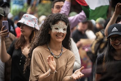 Yannai Kadamani, ministra de cultura, observa una presentación artística durante las marchas.