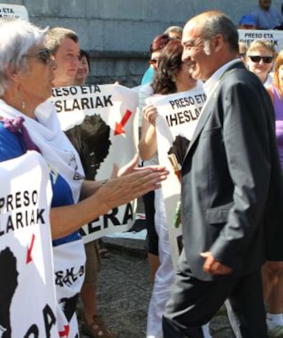 El diputado general de Guipúzcoa, Martín Garitano (dcha), de Bildu, saluda a los participantes en una concentración de apoyo a los presos de ETA.