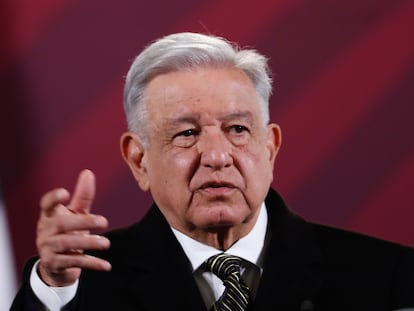 López Obrador habla durante la conferencia de prensa matutina del 8 de diciembre.