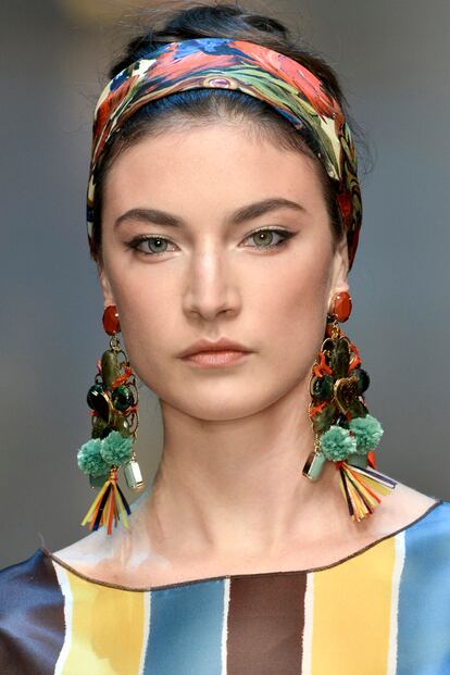 Dolce & Gabbana combinó su colorida colección con un fino eyeliner que se alarga en los extremos.