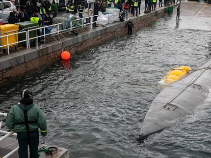 El narcosubmarino hundido en Galicia es remolcado a puerto para su inspección