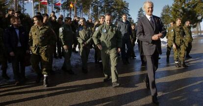 El ministro español de Defensa, Pedro Morenés, durante su visita, esta semana, a los militares de España desplegados en Estonia.