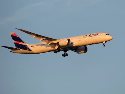 Un avión Boeing 787 de la aerolínea LATAM.