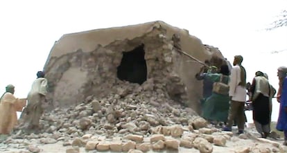 Un fotograma muestra a varios islamistas destruyendo un antiguo santuario en la ciudad de Tombuctú (Malí), en julio de 2012. Los rebeldes islamistas del norte del país destrozaron cuatro tumbas más de santos musulmanes.