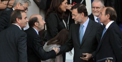 El candidato del PSOE y el del PP se saludan a su llegada al centro de Madrid.