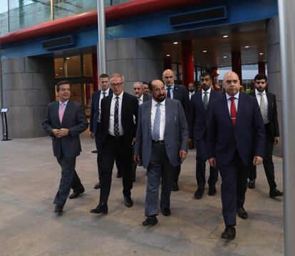 Eduardo López-Puertas, director general de Ifema; José Guirao, ministro de Cultura; el gobernante de Sharjah, Muhammad Al Qasimi, y el embajador de Emiratos Árabes Unidos en España, Majid Al-Suwaidi, recorren la feria.