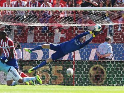 Courtois detiene un disparo a portería durante un Atlético-Celta