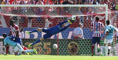 Courtois detiene un disparo a portería durante un Atlético-Celta