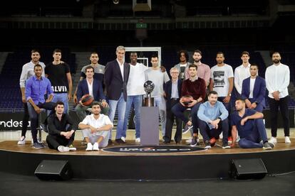 Antonio Martín (a la izquierda del trofeo, con americana), con representantes de los equipos de la Liga Endesa.