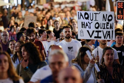 Cientos de personas participan en una protesta contra los apartamentos turísticos en Valencia, este sábado.
