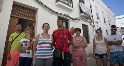 Varias de las familias que han ocupado viviendas de Sanl&uacute;car.