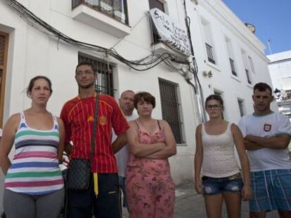 Varias de las familias que han ocupado viviendas de Sanl&uacute;car.