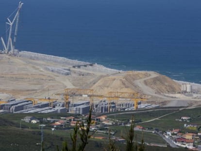 Obras en el puerto de Langosteira.