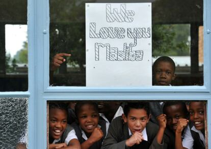 Mensaje de apoyo al líder sudafricano en un colegio de Johanesburgo.
