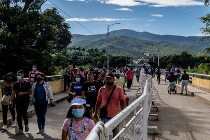 Paso peatonal en el Puente Internacional Simón Bolívar, entre Cúcuta y San Antonio del Táchira, el 1 de julio de 2022.