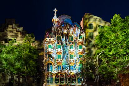 La Casa Batlló con el mapping del NFT proyectado en la fachada.