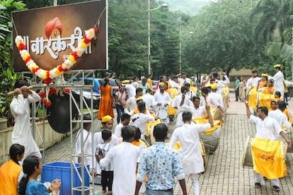 Ganpati también se asemeja a las fallas, ya que su orfebrería tiene días de admiración y acaba con su purificación -no en fuego, sino en agua-. Como en la fiesta española, las esculturas famosas -la de 6,5 metros de Lalbaugh- se decoran con acontecimientos recientes. Este año, la deidad se acompañó de detalles relacionados con la exploración espacial, en referencia a la misión fallida de India a la Luna de hace días.