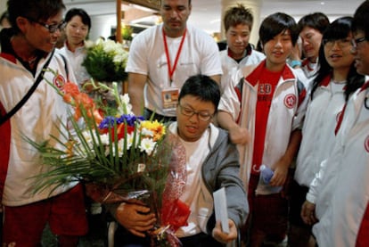 La jugadora de béisbol de Hong Kong herida abandona el torneo con el resto del equipo.