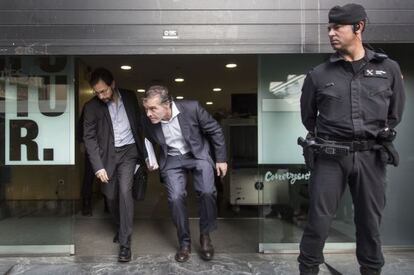 Los fiscales José Grinda, a la izquierda, y Fernando Bermejo salen de la sede de Convergència, eb la calle Còrsega de Barcelona.