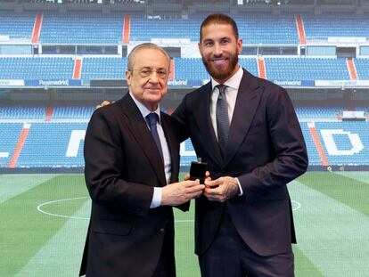 El central sevillano Sergio Ramos posa junto al presidente del Real Madrid durante el acto de homenaje y despedida del jugador.