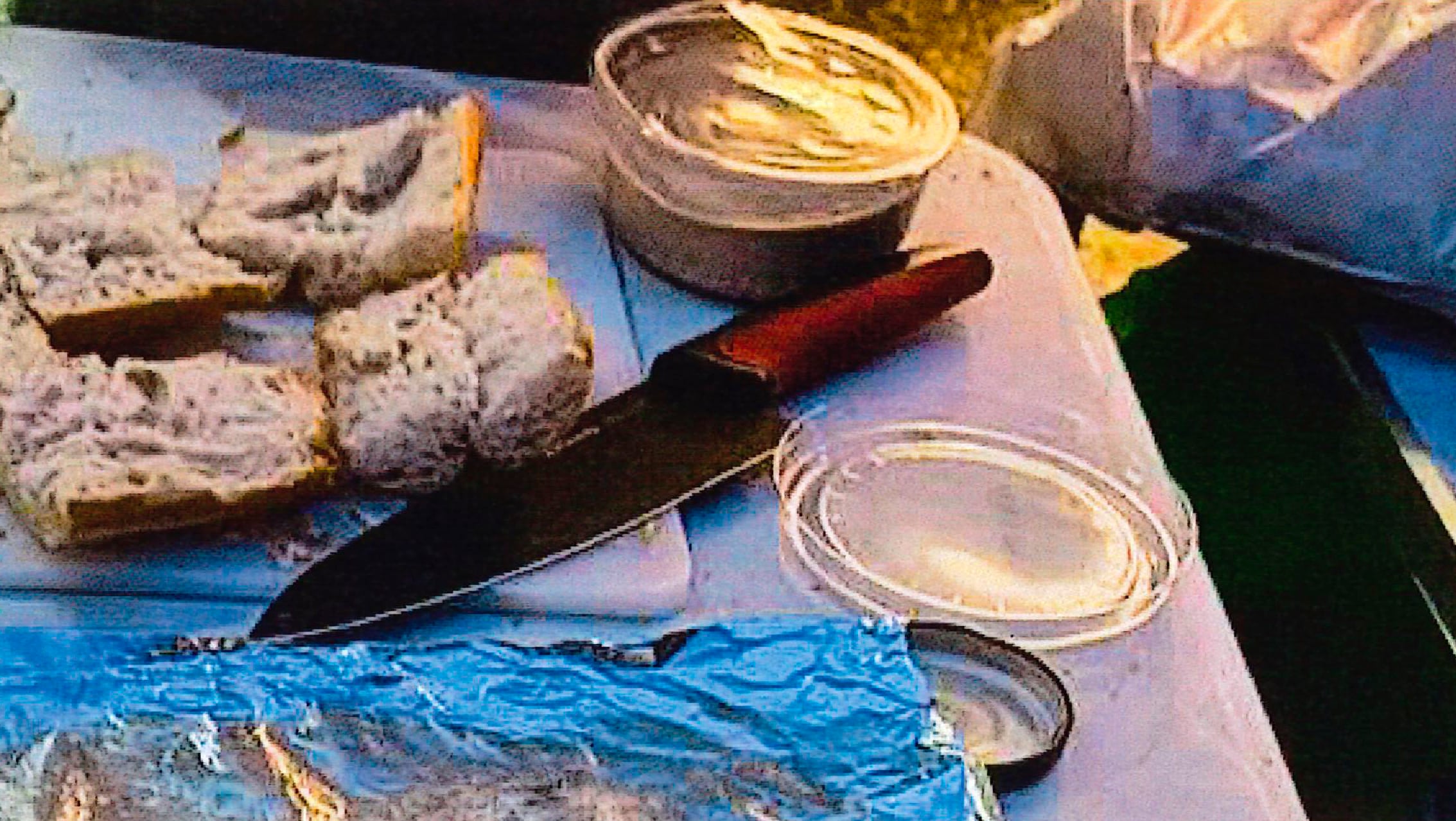 El Ayuntamiento presenta una foto de un cuchillo junto a pan y hummus como prueba del peligro de la acampada de Sol