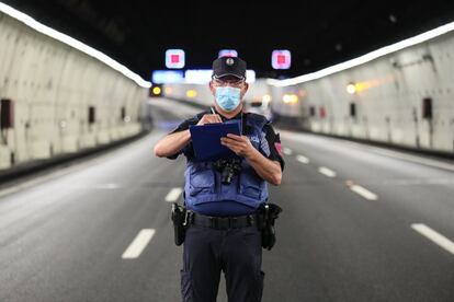 La policía suele ser la primera en llegar, ya que normalmente se encuentra en la calle de patrulla. Su función es ser la avanzadilla, parar el tráfico y ver lo que está ocurriendo para informar al resto de equipos.