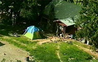 Vista aérea de la casa en Sandpoint, Idaho, donde los 6 hermanos de edades entre los 8 y los 16 años permanecen atrincherados desde el martes.