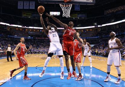 Liggins, de los Thunder, intenta anotar ante Jones, de los Rockets.