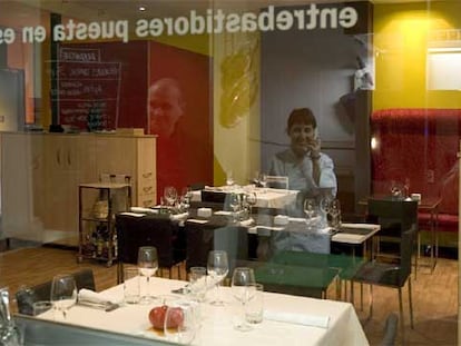 Comedor del restaurante Entrebastidores, en Zaragoza. Abajo, La <b><i>chef</b></i> Cristina Palacio y David Añaños al fondo.