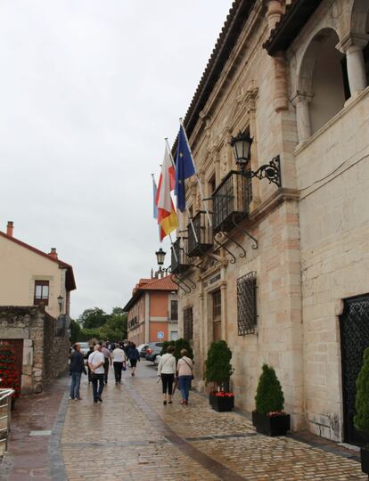 El cambio de nombre no ser¨¢ autom¨¢tico. El equipo de estad¨ªstica del Ayuntamiento tendr¨¢ que hacer recuento de los votos despu¨¦s del 28 de agosto y comunicar el resultado al Consistorio. Despu¨¦s, las denominaciones elegidas se llevar¨¢n al Pleno para su aprobaci¨®n, que saldr¨¢ a delante con el apoyo del tripartito. Seg¨²n el alcalde, hasta finales de a?o o principios de 2016 no se terminar¨¢ el proceso.
