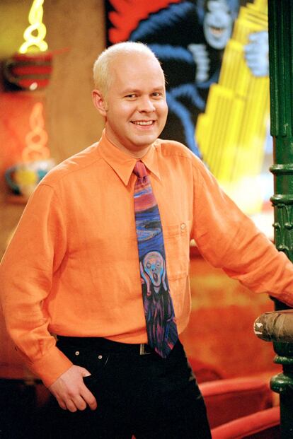 
El actor James Michael Tyler, conocido por interpretar el papel de Gunther en el serie ‘Friends’, falleció este domingo a los 59 años como consecuencia de un cáncer de próstata que le diagnosticaron en 2018. En la serie, Gunther era el camarero y gerente de la cafetería Central Perk, en la que los protagonistas pasaban gran parte del tiempo. A pesar de su enfermedad, Tyler continuó trabajando y protagonizó dos cortometrajes The Gesture and the Word y Processing, con los que ganó premios al mejor actor en algunos festivales de cine. El pasado mes de mayo, Tyler hizo una corta aparición en la reunión especial de ‘Friends’ a través de videollamada.