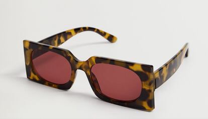 Con montura gruesa de efecto carey y cristales de color rojizo, estas gafas de sol de Mango son el híbrido perfecto entre lo vintage y lo futurista y destacarán con cualquier cosa que te pongas. 19,99€.