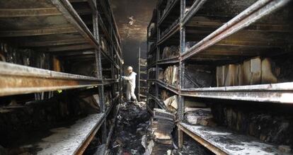 Un agente de la Guardia Civil trabaja en el archivo de Los Palacios, arrasado por el fuego.