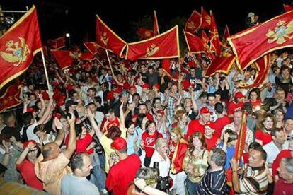 Un grupo de montenegrinos celebran en Podgorica la victoria del &#39;sí&#39; a la independecia respecto a Serbia