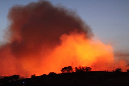 El viento cambiante y las altas temperaturas habían facilitado que hasta las once de la mañana de este sábado se hubieran calcinado 2.100 hectáreas, de las que 800 correspondían al territorio toledano y 1.300 al madrileño. En la imagen, vista de las llamas producidas por incendio forestal de Almorox, este sábado.