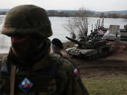 Soldados estadounidenses conducen un tanque Abrams después de cruzar el río durante un ejercicio militar de la OTAN, en Korzeniewo (Polonia), el 4 de marzo de 2024.