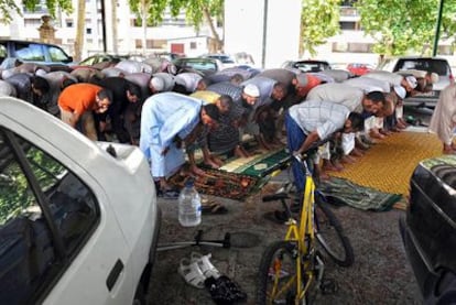 Los fieles de la clausurada mezquita de la calle del Nord, en Lleida, rezan entre coches aparcados, en el recito ferial de Lleida