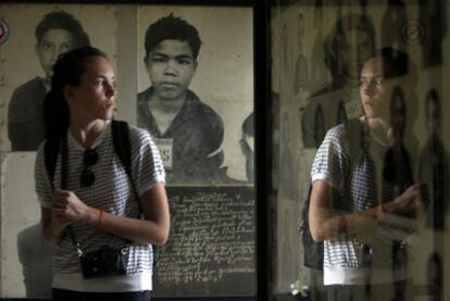 Una turista mira fotos de víctimas de los jemeres en el actual museo del Genocidio de Toul Sleng.