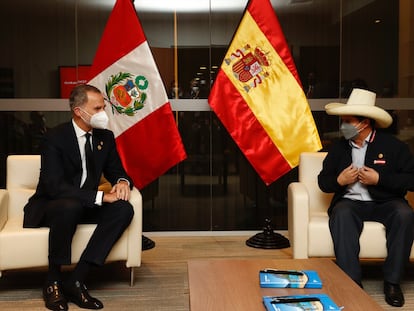 El rey de España, Felipe VI, y el presidente electo de Perú, Pedro Castillo, se reúnen este martes en Lima.
